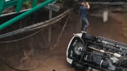 哈牡高速一桥梁因降雨坍塌 车辆躲闪不及栽进河道