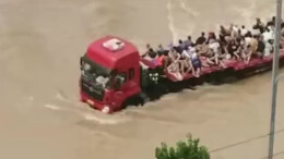 危急时刻大货车司机显身手 满载一车群众转移至安全地带