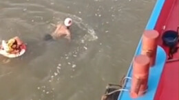 多人在长江航道里游泳 女船员吓得喊破嗓子阻止