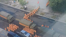 牡丹江一河段水位逼近道路 官兵们冒雨垒筑沙袋