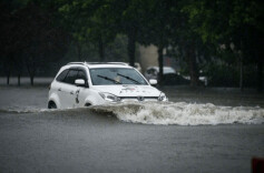 暴雨天车辆受损，车险咋赔