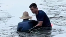 消防泥潭中救出老人帮其冲洗淤泥