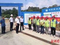 谢春生带队开展“夏送清凉”活动