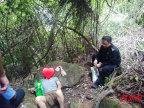 老人迷路虚脱 泸溪警民同心深山营救