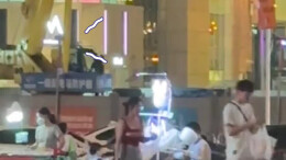 长沙街头网友被卖棉花糖的“魔性”吆喝声吸引