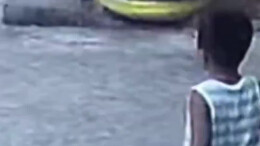 聪明又能干！男孩发现下雨飞奔喊大人收粮