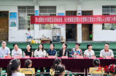 长沙市珠宝玉石行业协会赴凤凰县开展2023年秋季公益助学活动