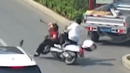 男子一边骑车一边看手机 撞倒路上指挥倒车的大妈