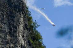 张家界天门山：200公里时速翼装飞行“人箭穿靶” 中国选手获季军