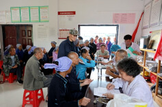 县民政局退休干部党支部：健康义诊 助力乡村振兴