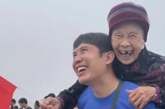 背着95岁奶奶去天安门看升国旗