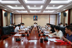 县委常委会召开会议 毛运鸿主持