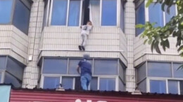 永州一男孩悬挂窗外 危急时刻路过市民托举营救