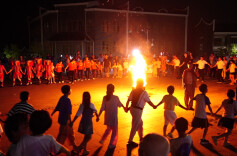 江华涔天河镇涔天河社区：歌舞灯谜庆中秋国庆双节