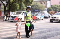 江华公安局交警大队：温情执法 保障“双节”畅通