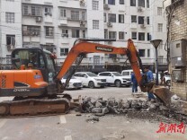 网格内做好民生微实事 排除隐患解决居民用电难