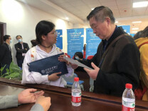 退休不退岗，双选会上，这名“80后”推销员又来了