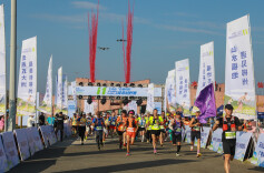 1500余人参赛 飞天山“百里丹霞”第11届徒步越野赛激情开跑