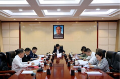 县委理论学习中心组举行2023年第12次集体学习 覃歇民主持