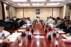 县委常委会召开会议 覃歇民主持