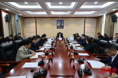 县委常委会召开会议 覃歇民主持