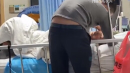 男子在抢救室抚摸父亲额头崩溃大哭