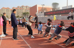 宁乡市白马桥街道正农小学开展首届拔河比赛暨教师趣味运动会