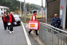 送上御寒的棉被和围巾，这场关心残疾群体的主题活动很暖心