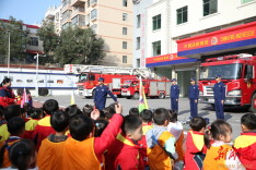 新田县润兴幼儿园：萌娃进红门  争当“小小消防员”