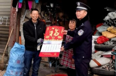 铁警上门送平安