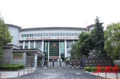 保靖法院为民解忧获赠锦旗