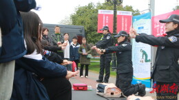 游玩涨知识  长沙女特警教四方游客速学急救技巧