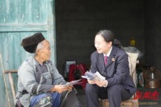 送法进村 团结群众