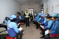 常德经开交警为外卖骑手配送“交通安全餐”