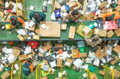 中央八部门联合发布快递包装绿色转型方案  2025年底全面禁止使用有毒有害快递包装
