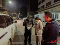 “快，把手给我！”凌晨3时，他们挽救了一个家庭