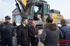 两地法院联手扣押55吨挖掘机
