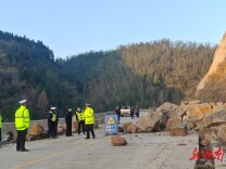 新田：塌方路段速处理 道路畅通有保障
