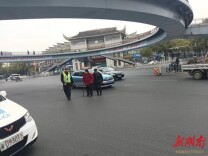 老人“闯入”十字路口 执勤交警暖心护送