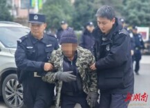 特警救助街头受伤老人