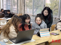 用情育人 润物无声 ——记湖南科技职业学院艺术设计学院教师夏慧中