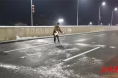 我为群众办实事丨马路街社区开展撒盐除冰行动