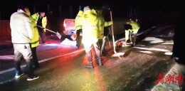 新田：浴“雪”奋战除隐患 半夜撒盐除冰保畅通