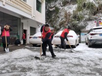 党员干部齐上阵 铲雪除冰显担当