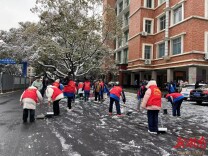 雪舞银装校园美 铲雪除冰暖人心——永州二中开展扫雪活动