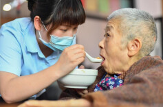 我国将建立养老护理员“八级工”序列