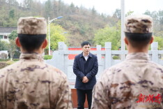 覃歇民带队走访慰问武警通道中队和消防救援大队