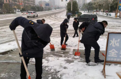 万众一心齐上阵 扫雪除冰保畅通