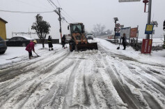 临湘市聂市镇：齐心协力迎战冰雪