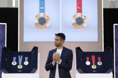 巴黎奥运奖牌正式亮相